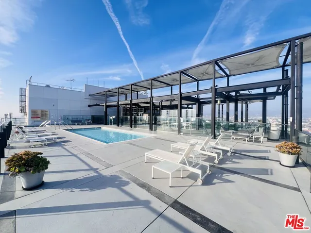 $2,700 | 3810 Wilshire Boulevard, Unit 303, Los Angeles, CA 90010