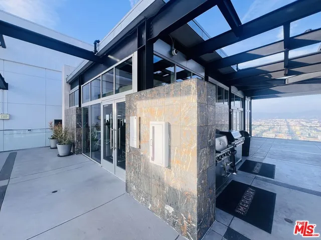 $2,700 | 3810 Wilshire Boulevard, Unit 303, Los Angeles, CA 90010