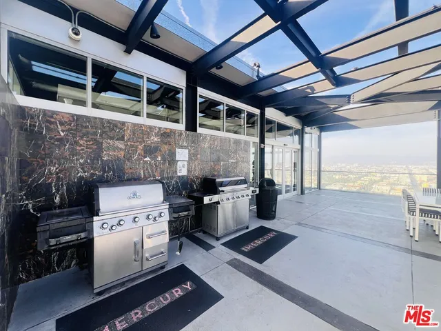 $2,700 | 3810 Wilshire Boulevard, Unit 303, Los Angeles, CA 90010