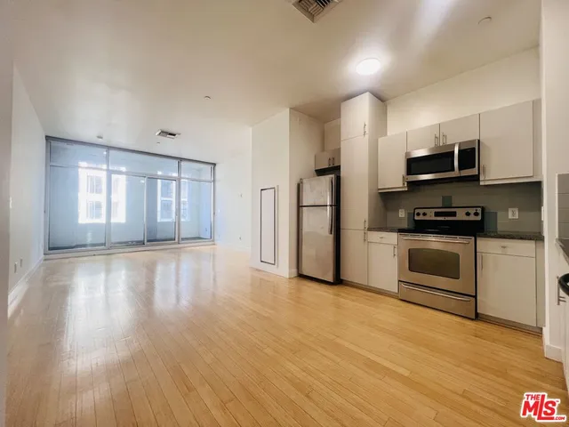 $2,700 | 3810 Wilshire Boulevard, Unit 303, Los Angeles, CA 90010