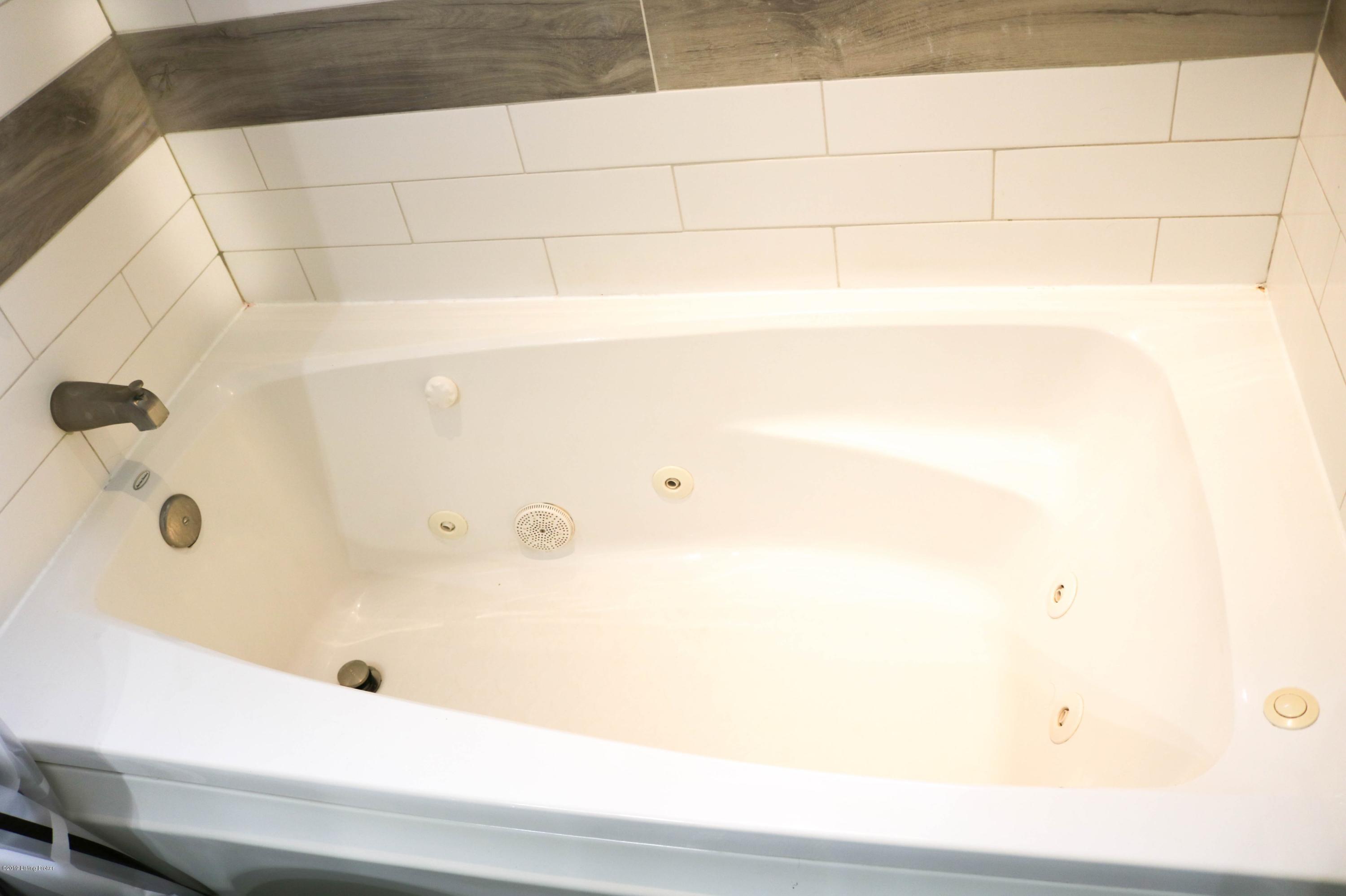 5300 Rayburn Road Louisville, KY 40272 - Photo 39 of 99 Jetted Tub