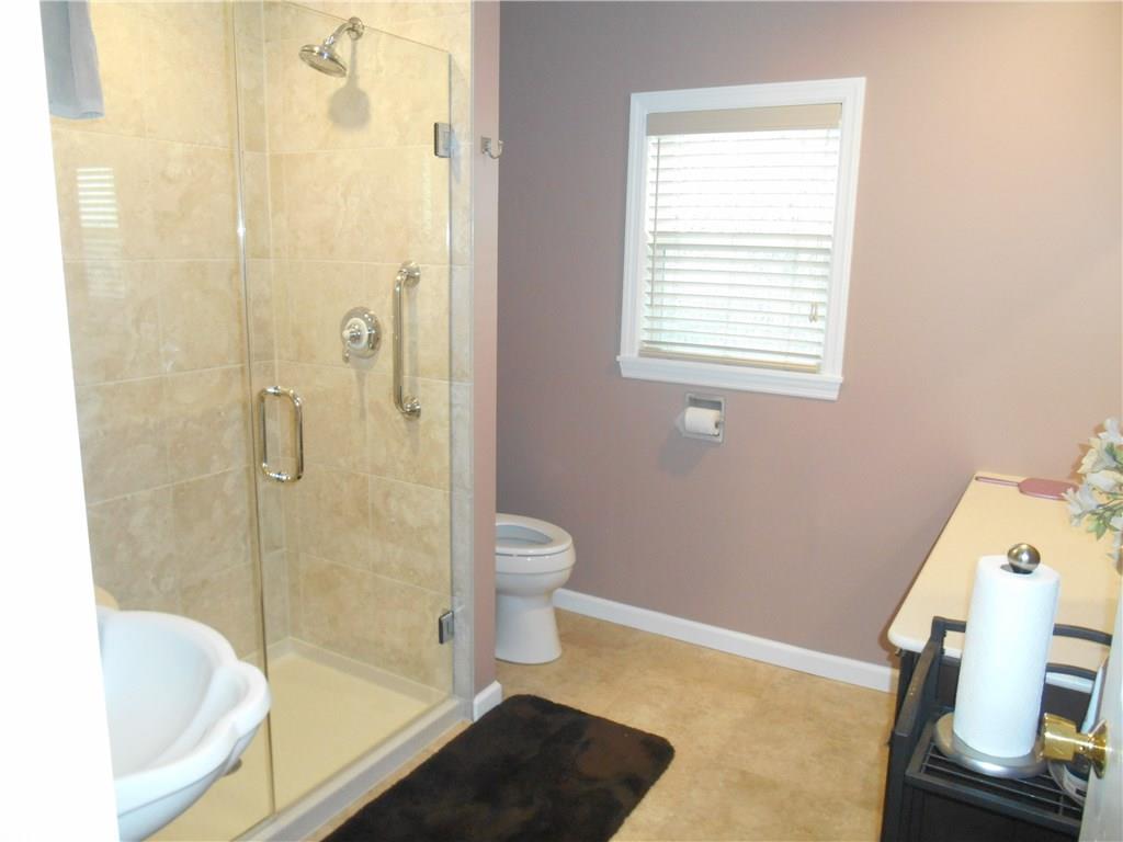 367 Locust Hill Road Cheswick, PA 15024 - Photo 7 of 12 1st floor bath