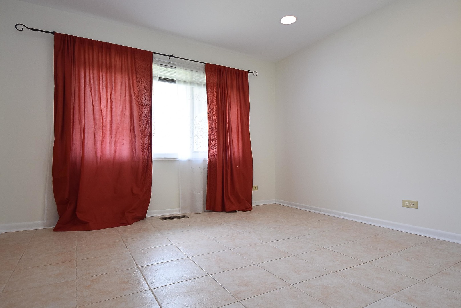 50 Ridgewood Road Elk Grove Village, IL 60007 - Photo 14 of 21 an empty room with windows and closet