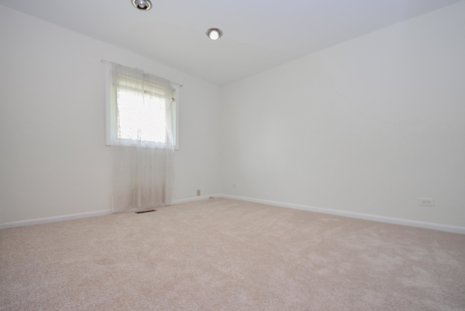 50 Ridgewood Road Elk Grove Village, IL 60007 - Photo 15 of 21 an empty room with a window