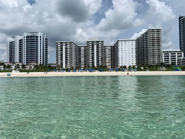 $5,200 | 6039 Collins Avenue, Unit 1431, Miami Beach, FL 33140