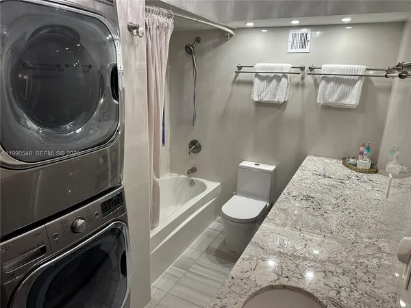 $5,200 | 6039 Collins Avenue, Unit 1431, Miami Beach, FL 33140