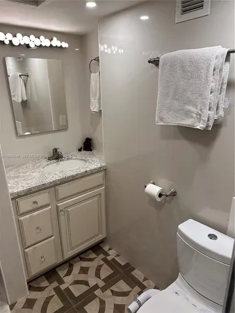 $5,200 | 6039 Collins Avenue, Unit 1431, Miami Beach, FL 33140