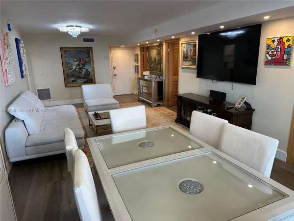 $5,200 | 6039 Collins Avenue, Unit 1431, Miami Beach, FL 33140