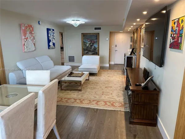 $5,200 | 6039 Collins Avenue, Unit 1431, Miami Beach, FL 33140