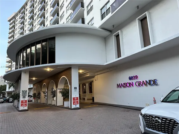 $5,200 | 6039 Collins Avenue, Unit 1431, Miami Beach, FL 33140