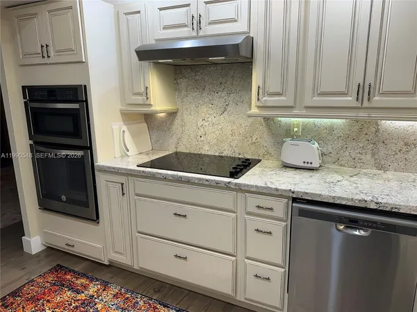 $5,200 | 6039 Collins Avenue, Unit 1431, Miami Beach, FL 33140