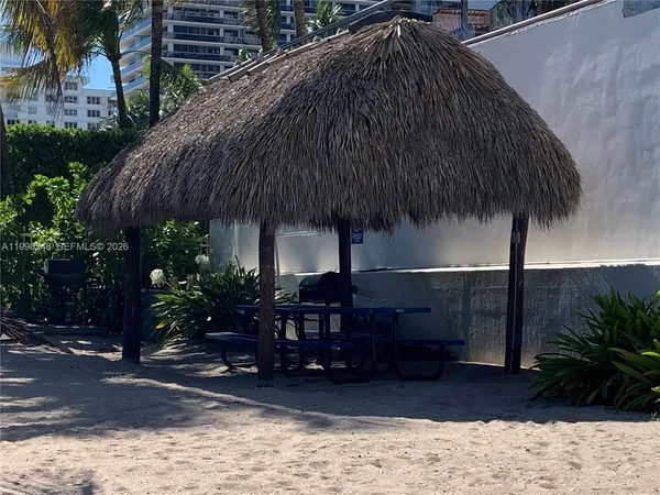 $5,200 | 6039 Collins Avenue, Unit 1431, Miami Beach, FL 33140