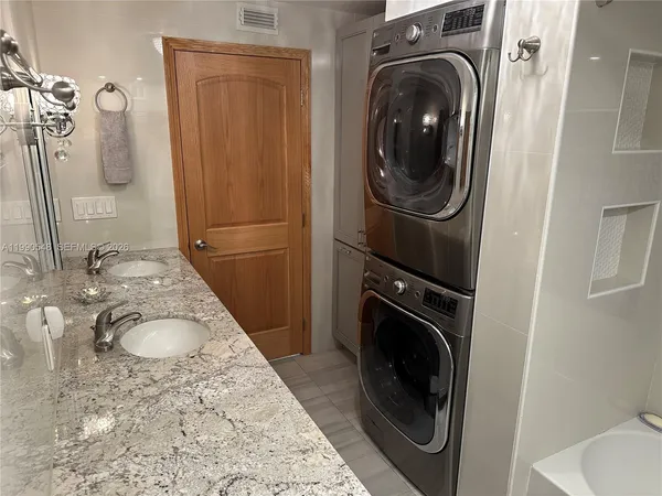 $5,200 | 6039 Collins Avenue, Unit 1431, Miami Beach, FL 33140