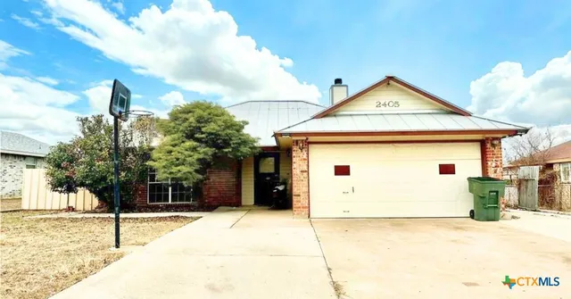 a view of white house with a outdoor space