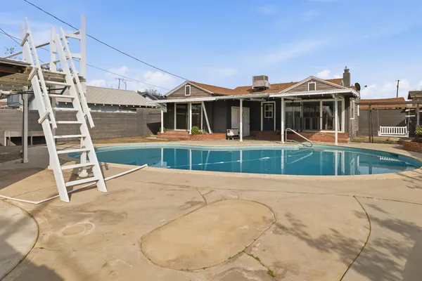 a view of a house with a backyard