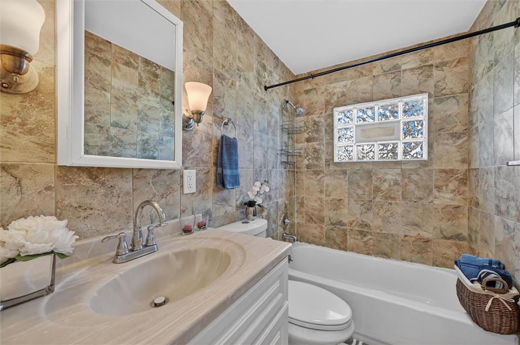 314 Fort Couch Road Pittsburgh, PA 15241 - Photo 15 of 26 a bathroom with a sink a toilet and bathtub