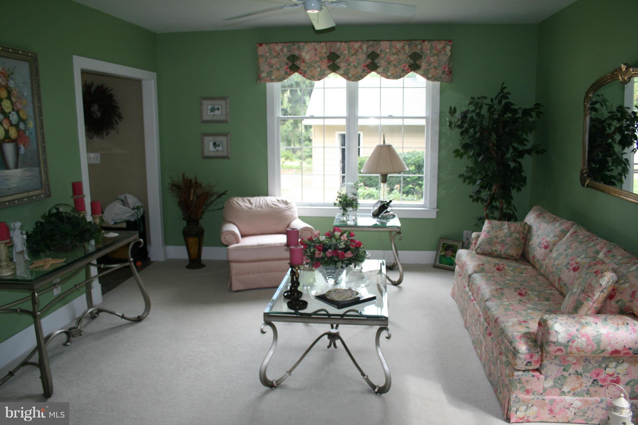 141 South Winchester Road Annapolis, MD 21409 - Photo 3 of 27 Living Room