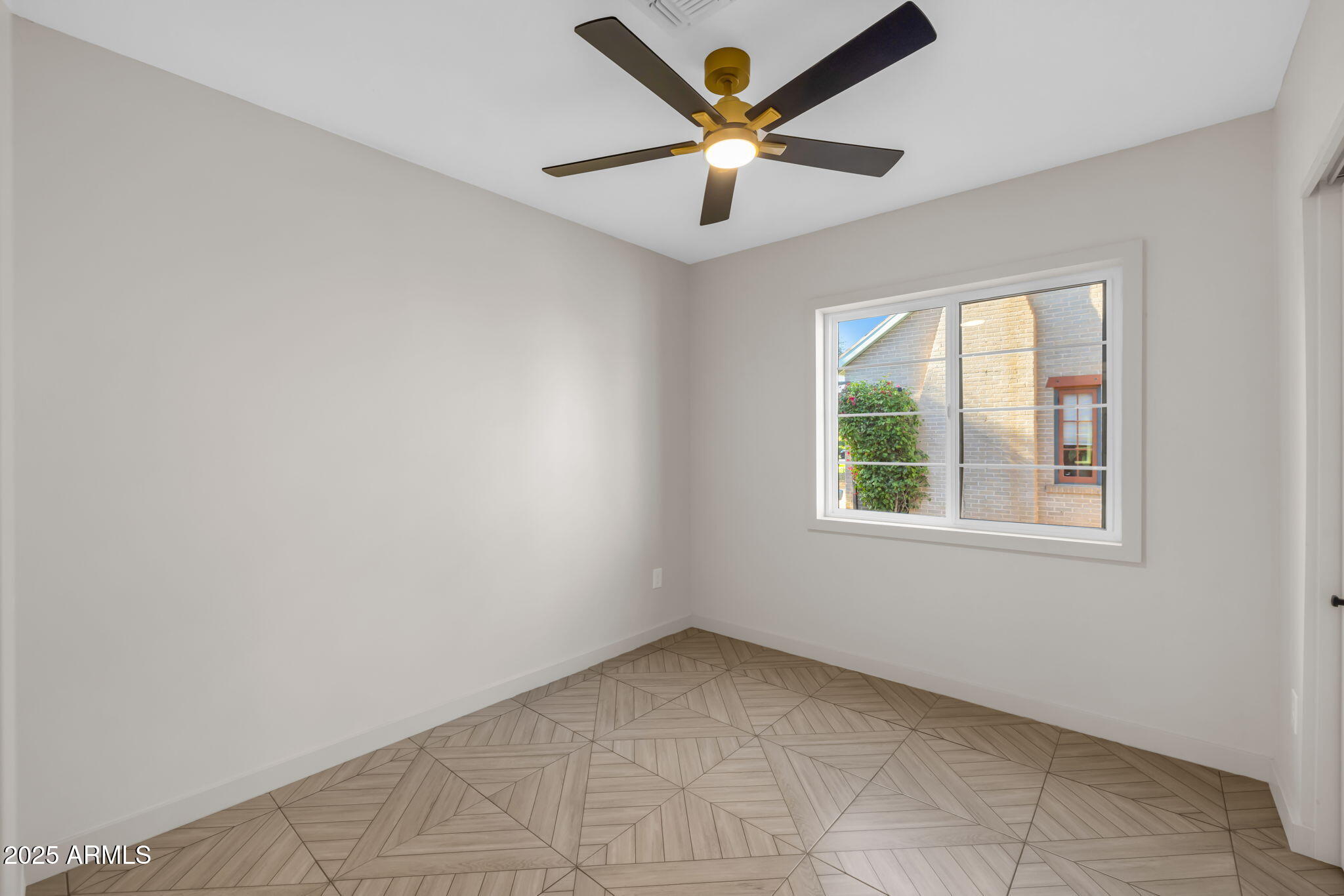 1540 East Cheery Lynn Road Phoenix, AZ 85014 - Photo 22 of 46 an empty room with a window