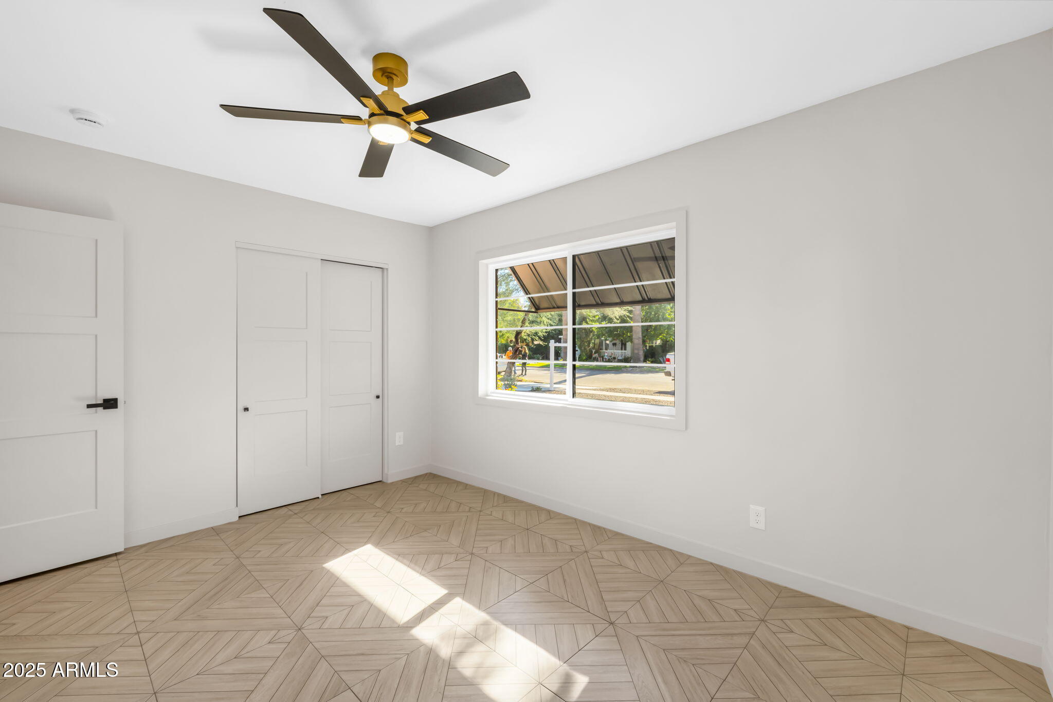1540 East Cheery Lynn Road Phoenix, AZ 85014 - Photo 23 of 46 a view of a livingroom with a ceiling fan and window