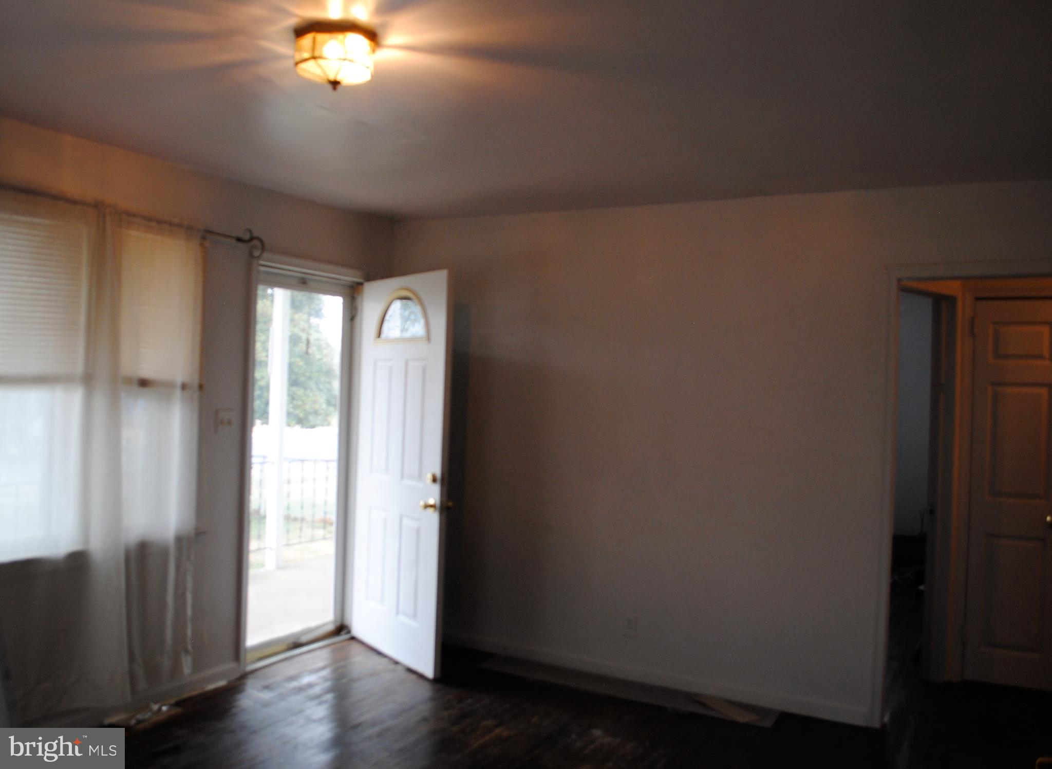 8103 Longpoint Road Baltimore, MD 21222 - Photo 4 of 25 Living Area
