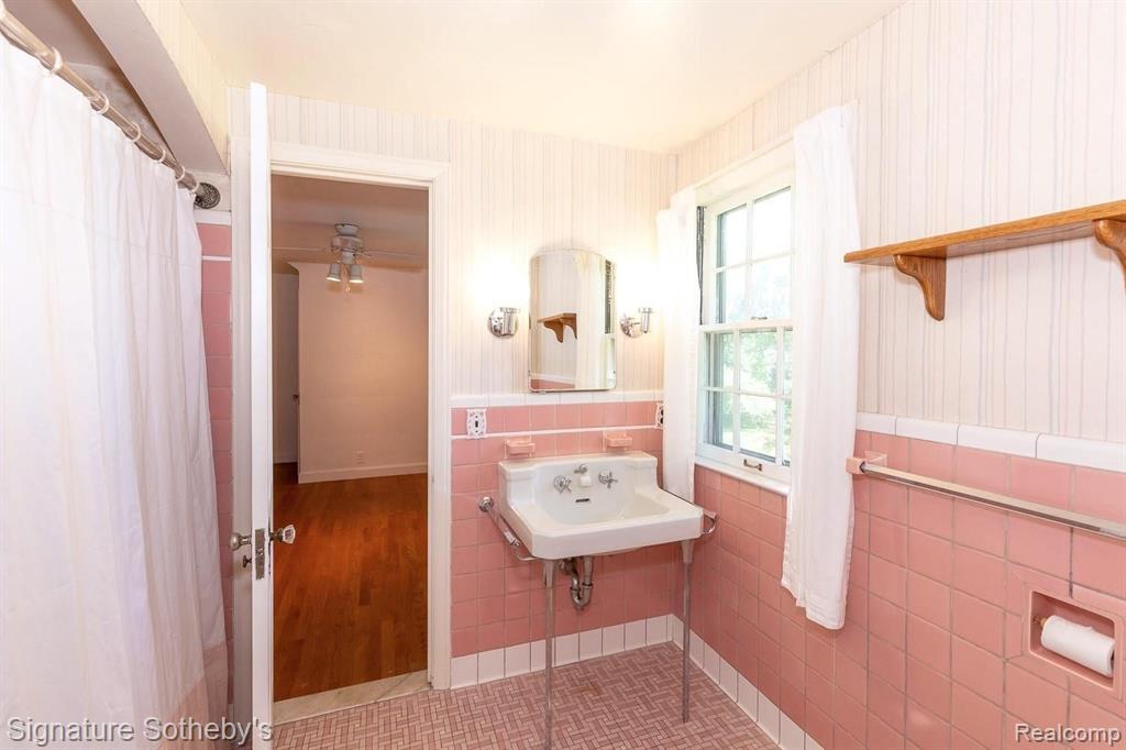 27745 Rackham Drive Lathrup Village, MI 48076 - Photo 27 of 36