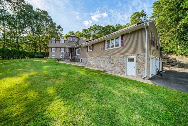 a view of a house with a yard