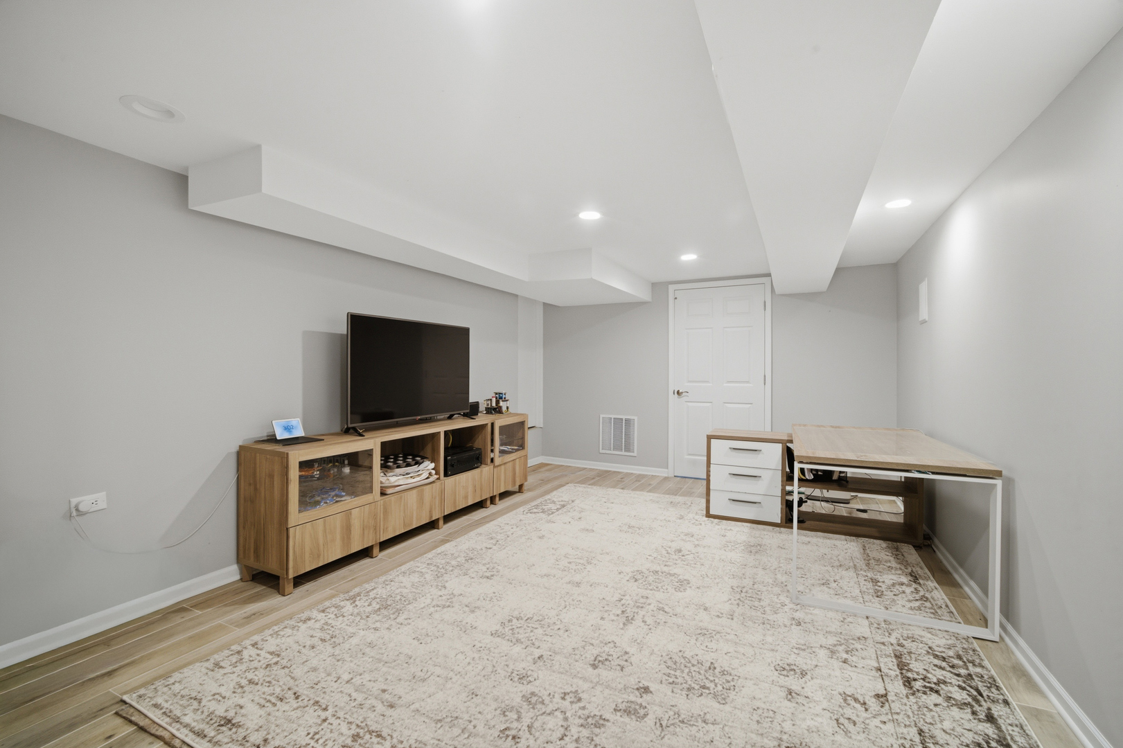 2831 Farmington Road Northbrook, IL 60062 - Photo 27 of 33 a living room with furniture and flat screen tv