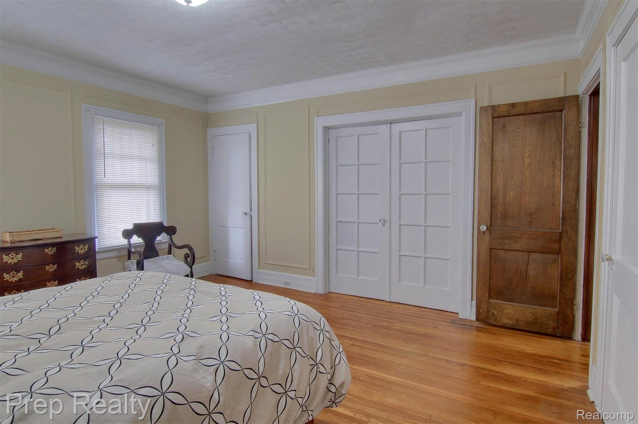 2000 Atkinson Street Detroit, MI 48206 - Photo 17 of 27 18-Master Bedroom 2nd View.jpg