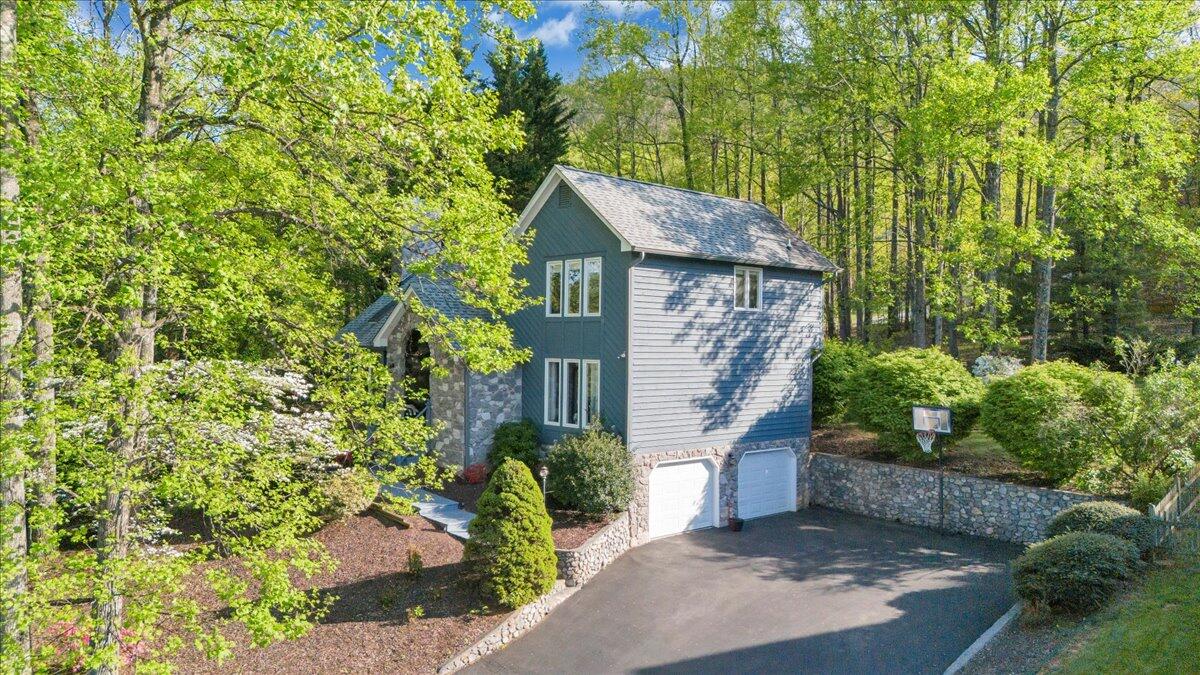 662 Stayman Road Roanoke, VA 24019 - Photo 3 of 81 02-DJI_20260410172728_0023_D