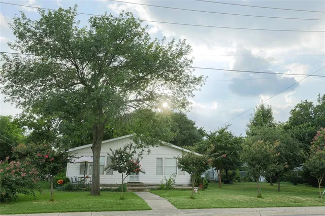 $730,000 | 422 Smith Street, Grapevine, TX 76051