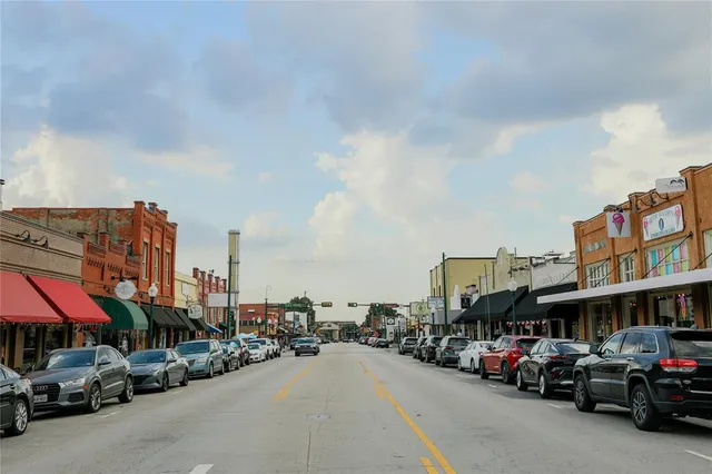 $730,000 | 422 Smith Street, Grapevine, TX 76051