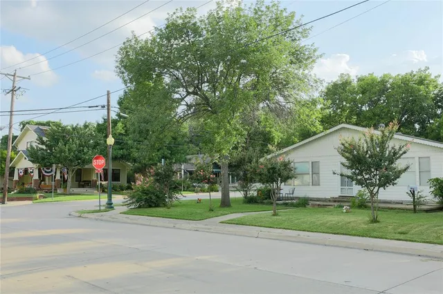 $730,000 | 422 Smith Street, Grapevine, TX 76051