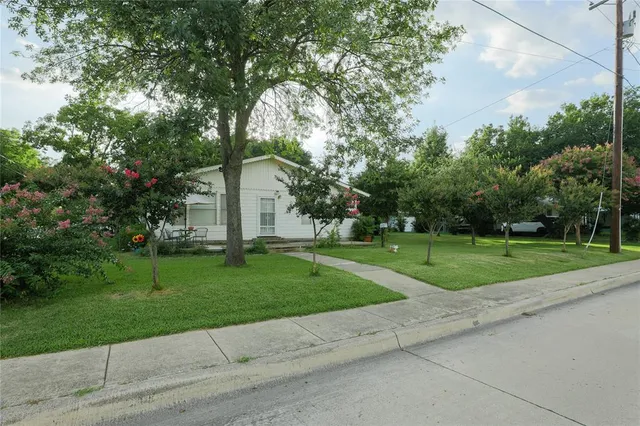 $730,000 | 422 Smith Street, Grapevine, TX 76051