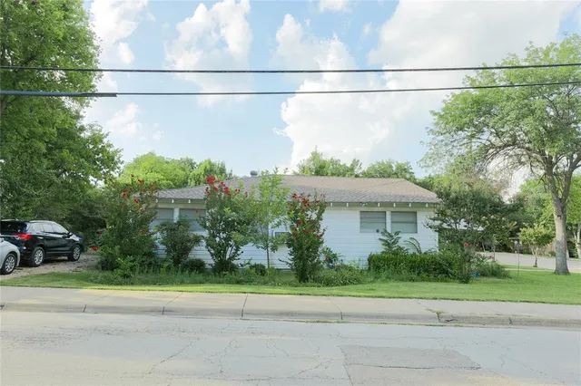 $730,000 | 422 Smith Street, Grapevine, TX 76051