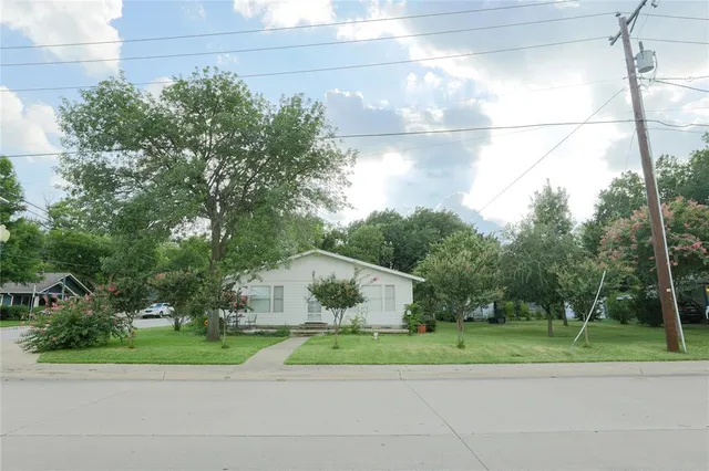 $730,000 | 422 Smith Street, Grapevine, TX 76051