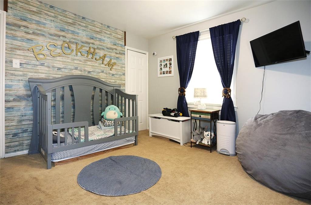 2154 Swallow Hill Road Pittsburgh, PA 15220 - Photo 8 of 22 Plenty of space in this room!
