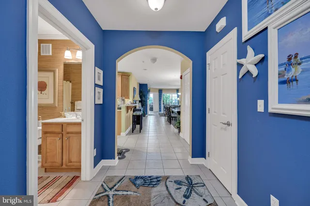a view of livingroom with dining area