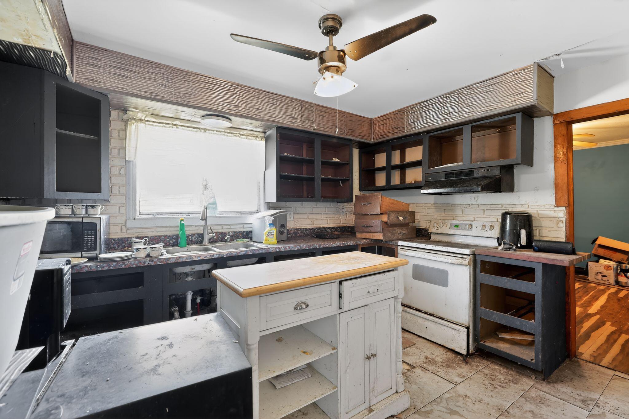 6718 Colf Road Carleton, MI 48117 - Photo 7 of 9 Kitchen