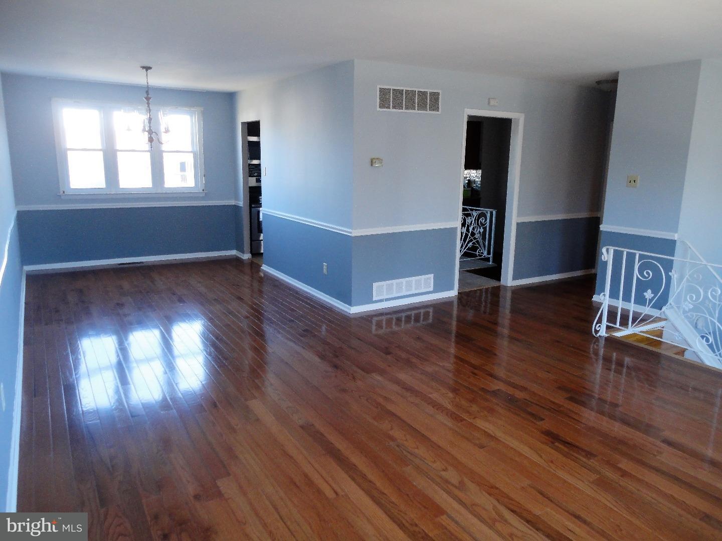 727 Newtown Road Warminster, PA 18974 - Photo 3 of 23 Living Room