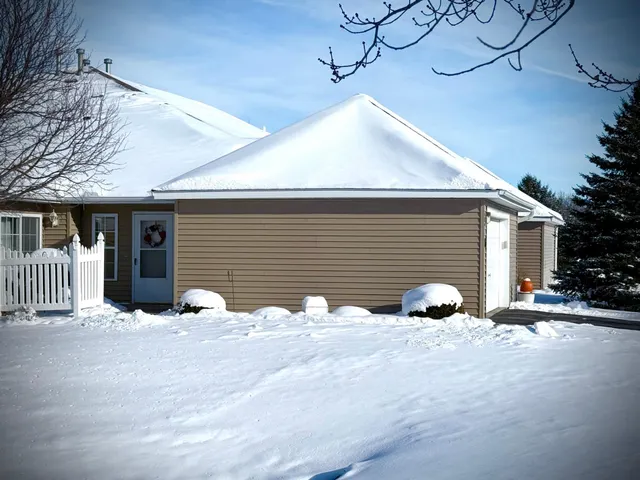 $215,700 | 1907 Oak Tree Lane, Unit C, Austin, MN 55912