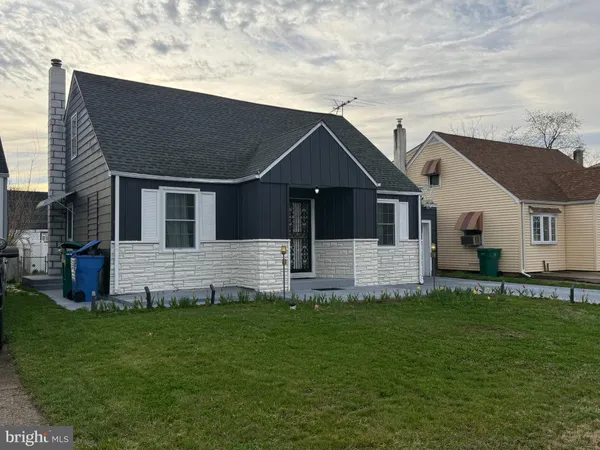 a house that is sitting in the grass