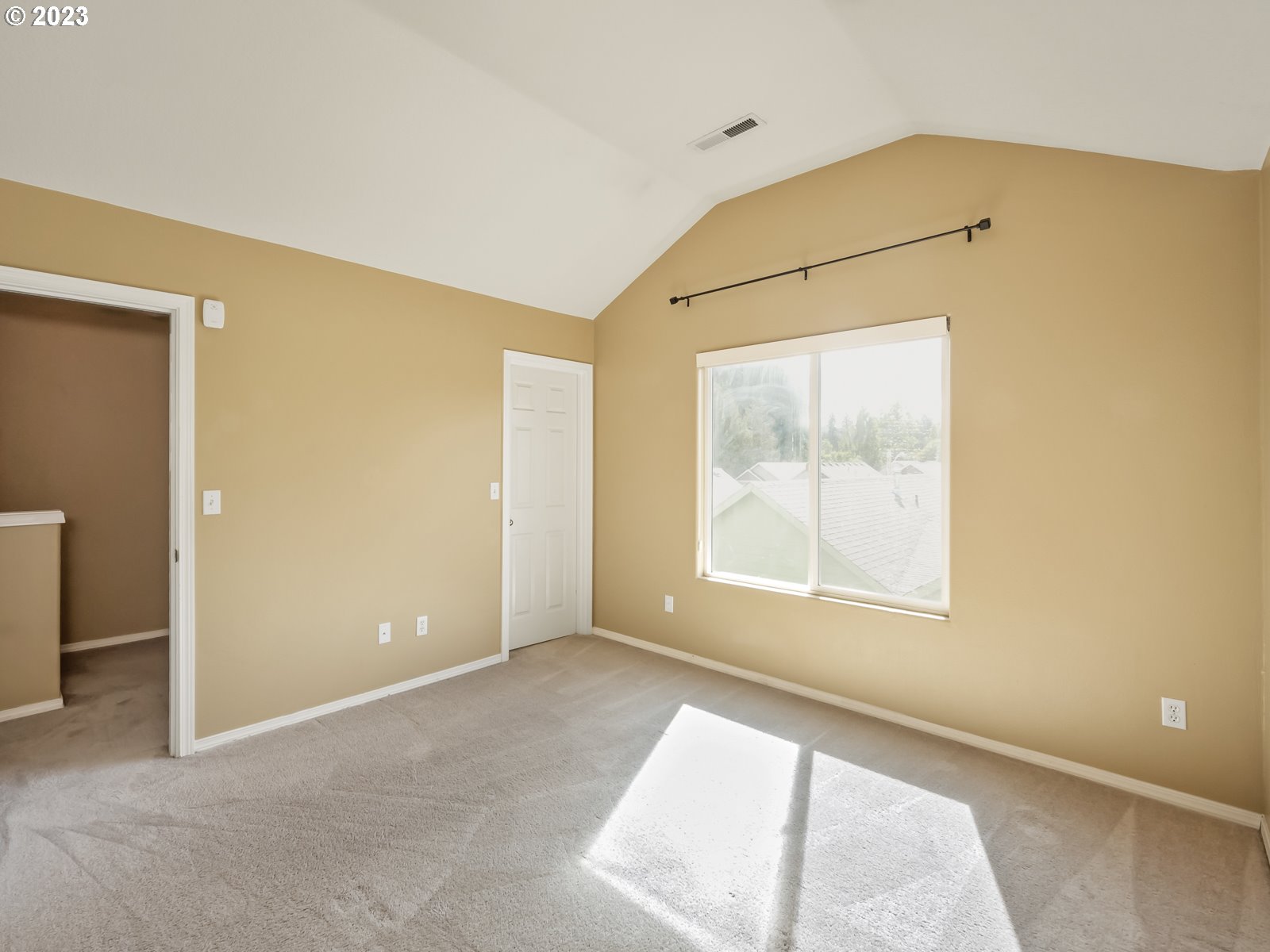 12226 Southeast Long Street Portland, OR 97236 - Photo 20 of 29 an empty room with a window