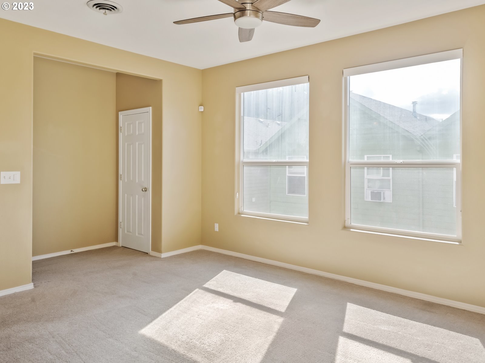 12226 Southeast Long Street Portland, OR 97236 - Photo 8 of 29 a view of an empty room with a window