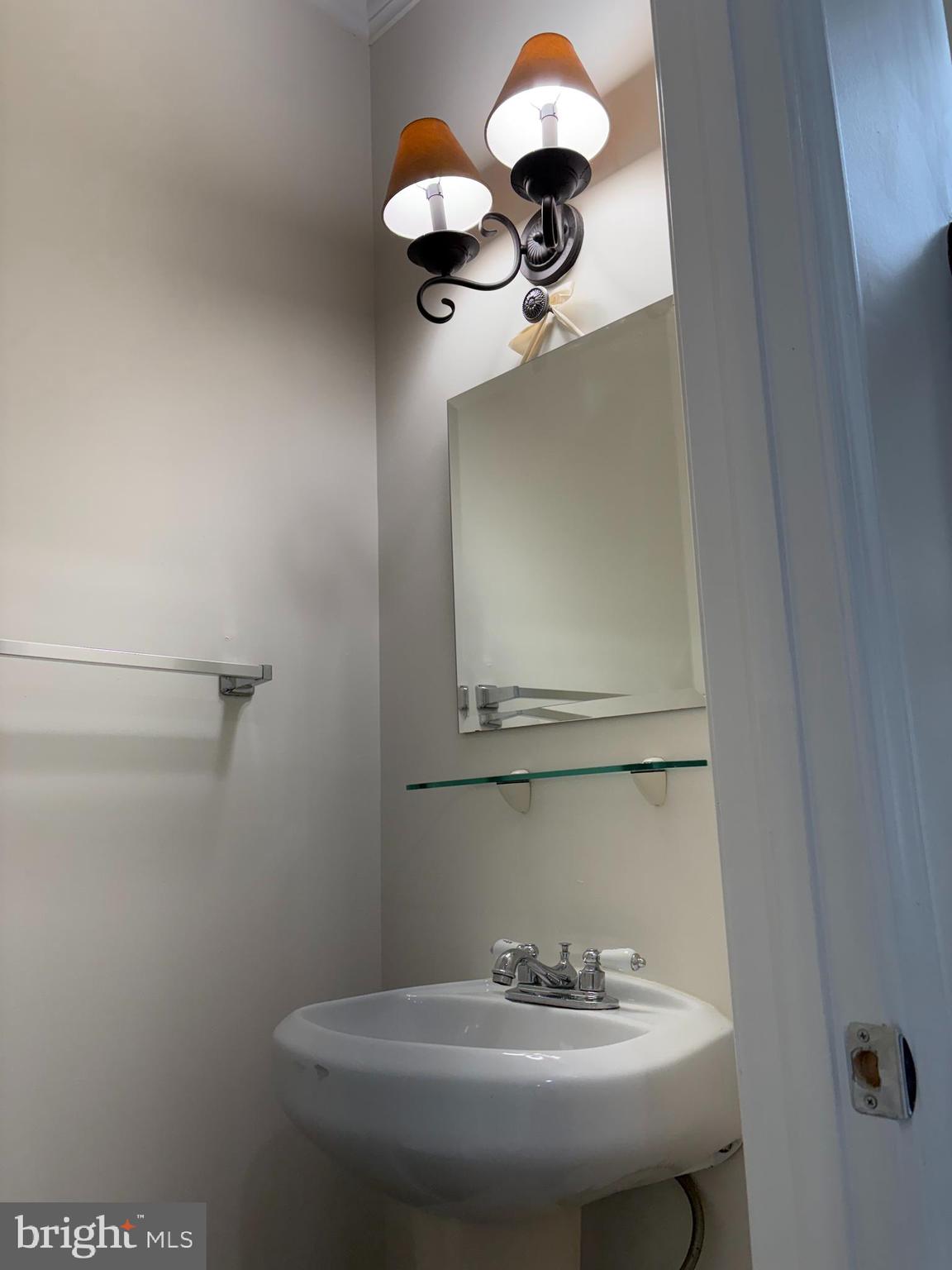 6711 Greendale Road Alexandria, VA 22310 - Photo 8 of 35 Main floor half bath