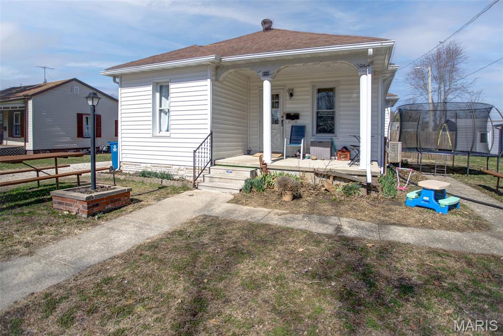 908 Locust Carrollton, IL 62016 - Photo 2 of 32