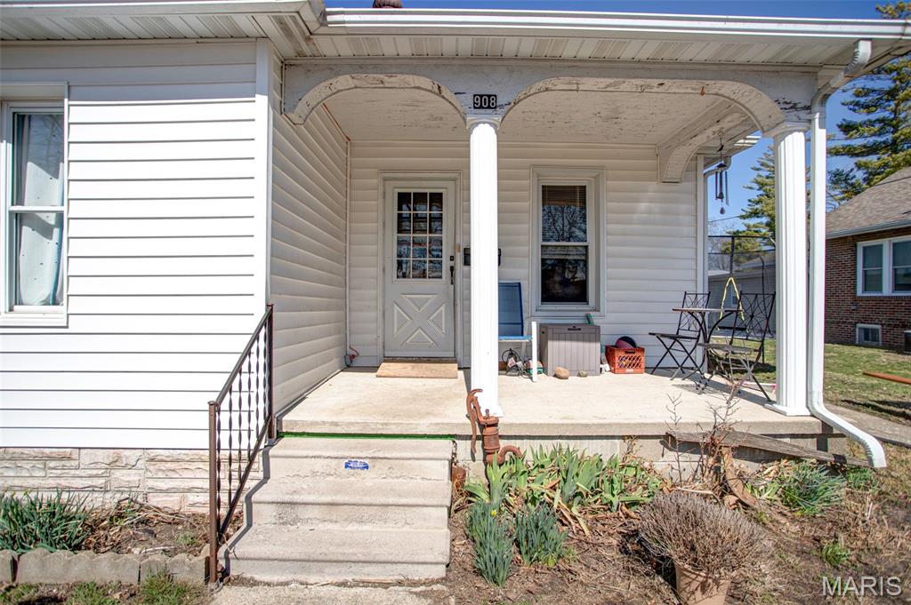908 Locust Carrollton, IL 62016 - Photo 4 of 32