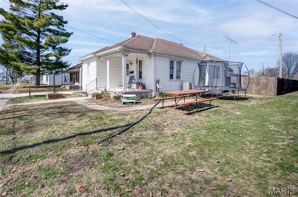 908 Locust Carrollton, IL 62016 - Photo 5 of 32