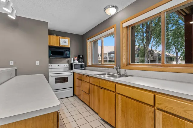 $174,900 | 10600 43rd Avenue North, Unit 203, Plymouth, MN 55442