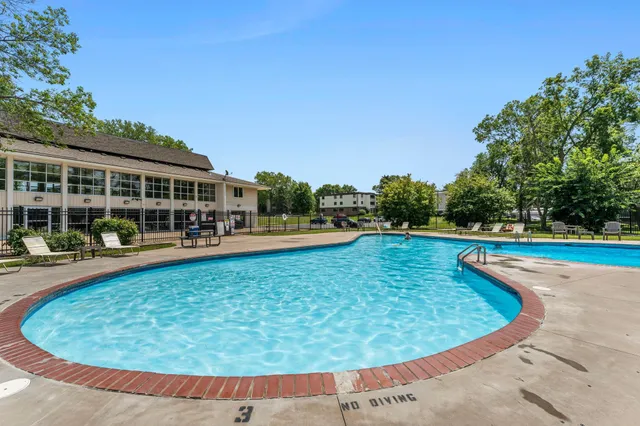 $174,900 | 10600 43rd Avenue North, Unit 203, Plymouth, MN 55442