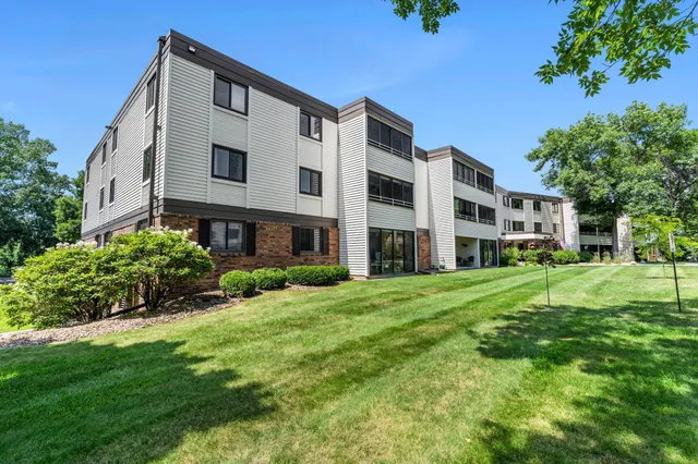 $174,900 | 10600 43rd Avenue North, Unit 203, Plymouth, MN 55442